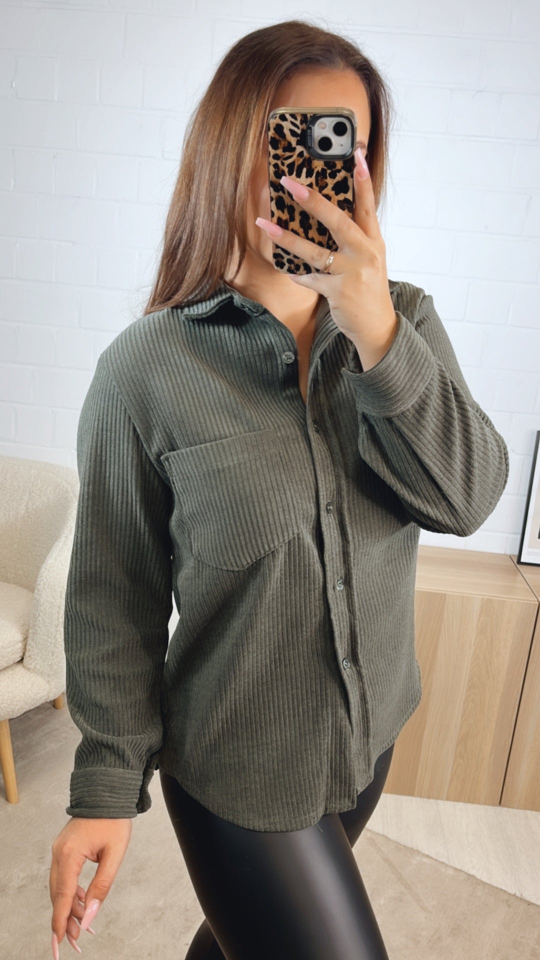Bluse im Cord Look mit Brusttasche / khaki Art. 12706