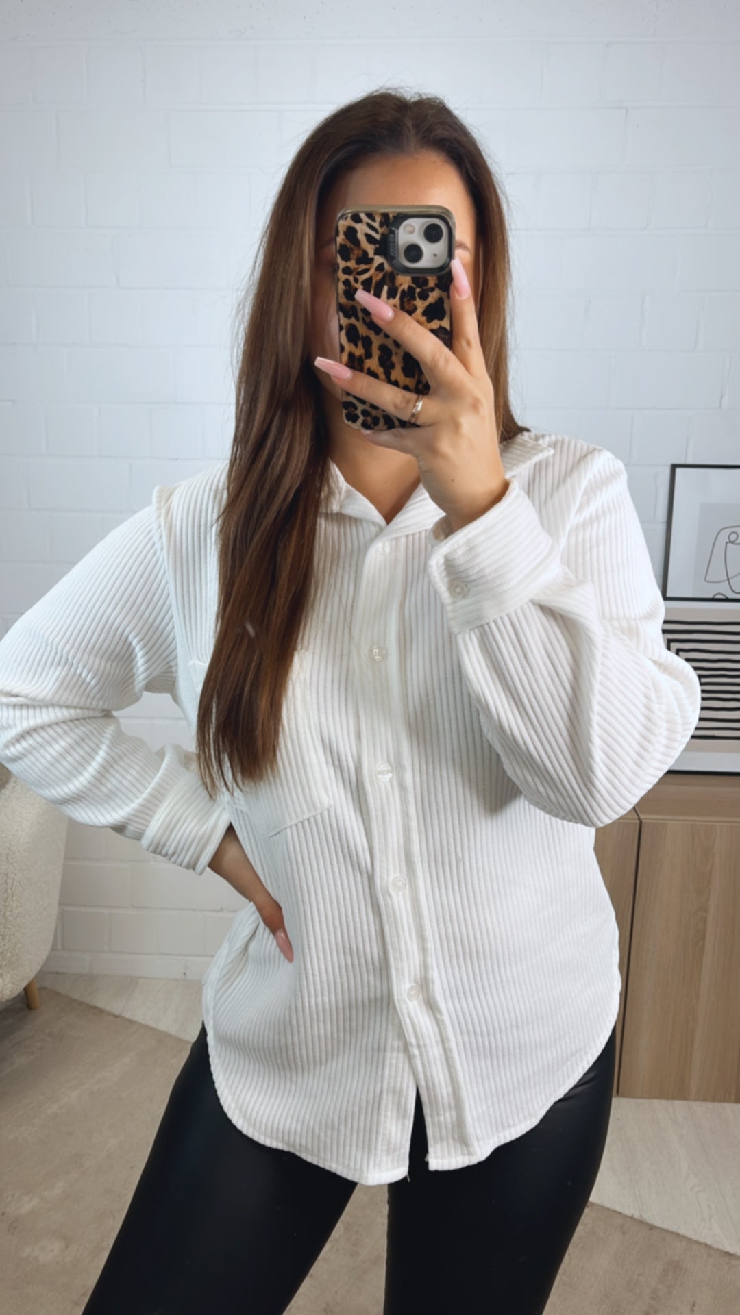 Bluse im Cord Look mit Brusttasche / weiss Art. 12710