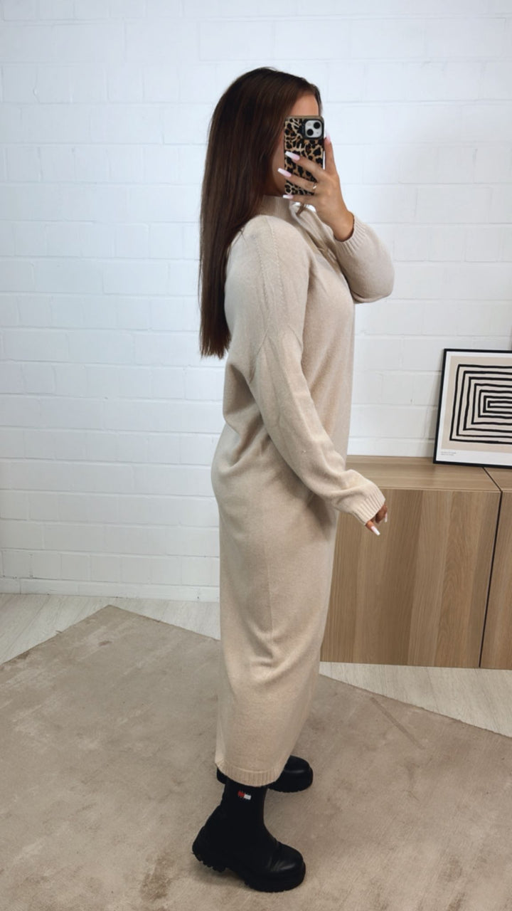 MAXI - feines Strickkleid mit leichtem Stehkragen und Schlitz / beige Art. 122340