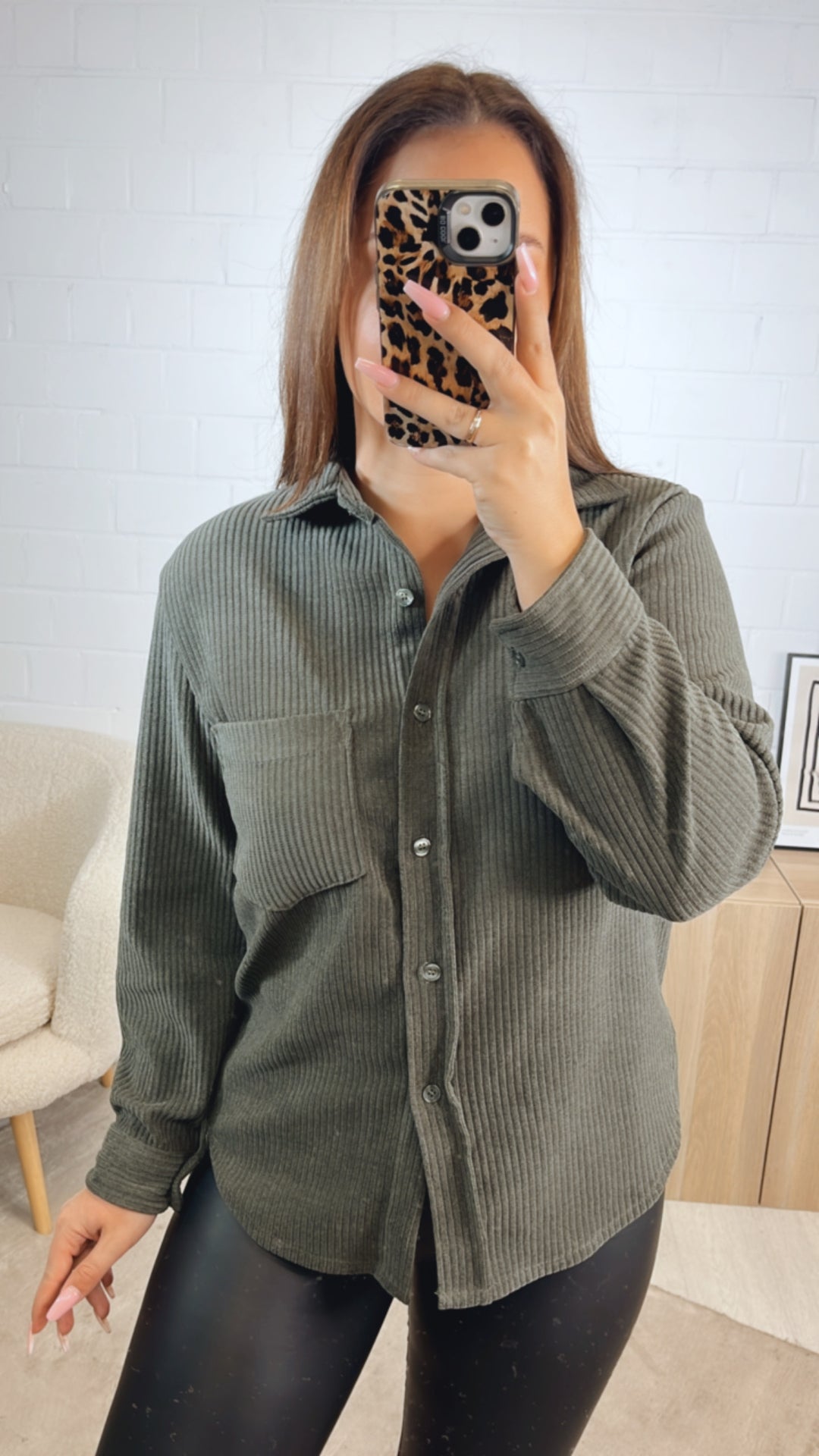Bluse im Cord Look mit Brusttasche / khaki Art. 12706