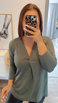3/4-Ärmel Oberteil mit V-Ausschnitt, Kellerfalte / khaki Art. 12400