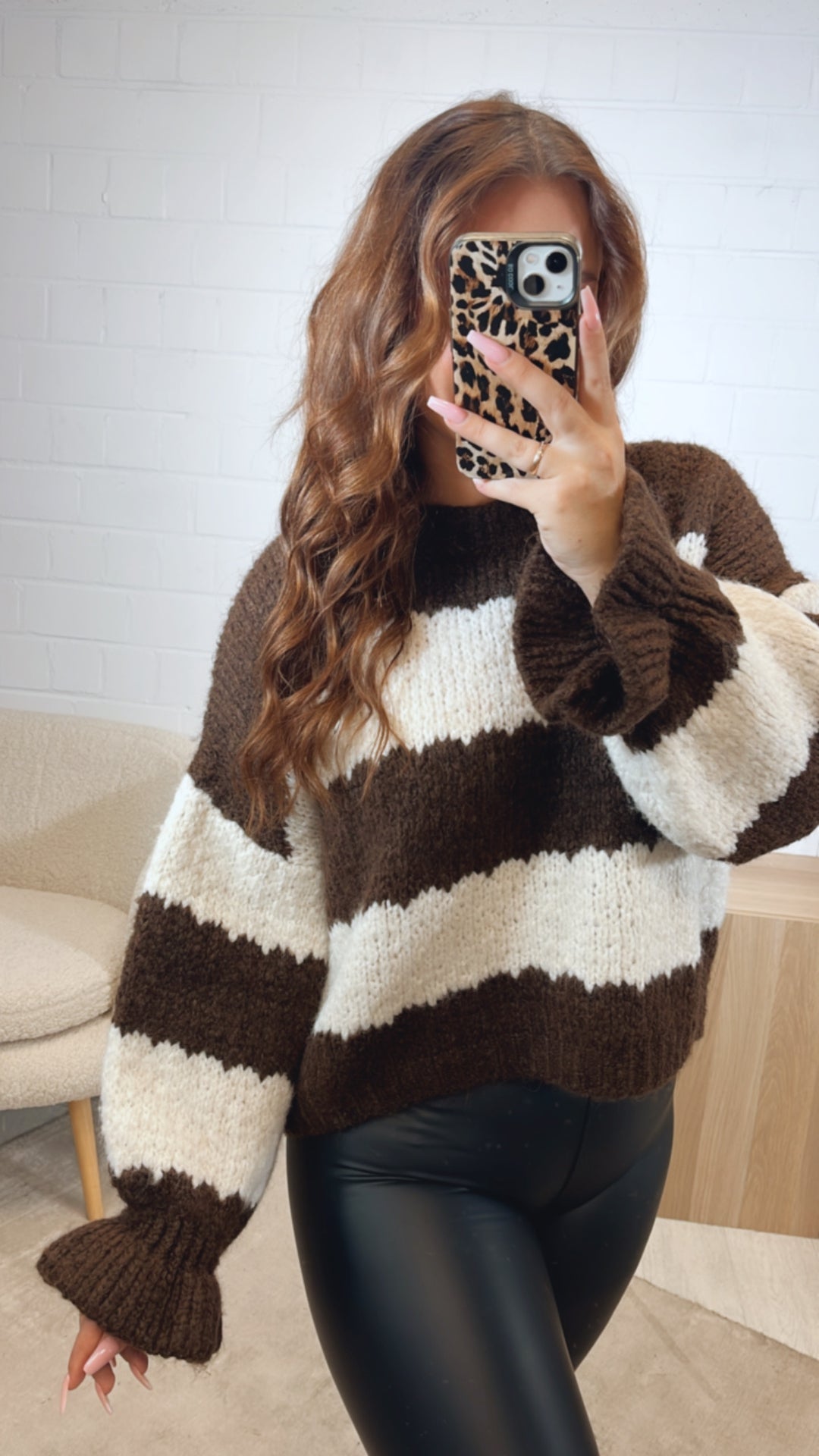 STREIFEN schlichter Strick Pullover mit abgesetztem Ausschnitt, Volantärmel / creme - dunkel braun Art. 12674