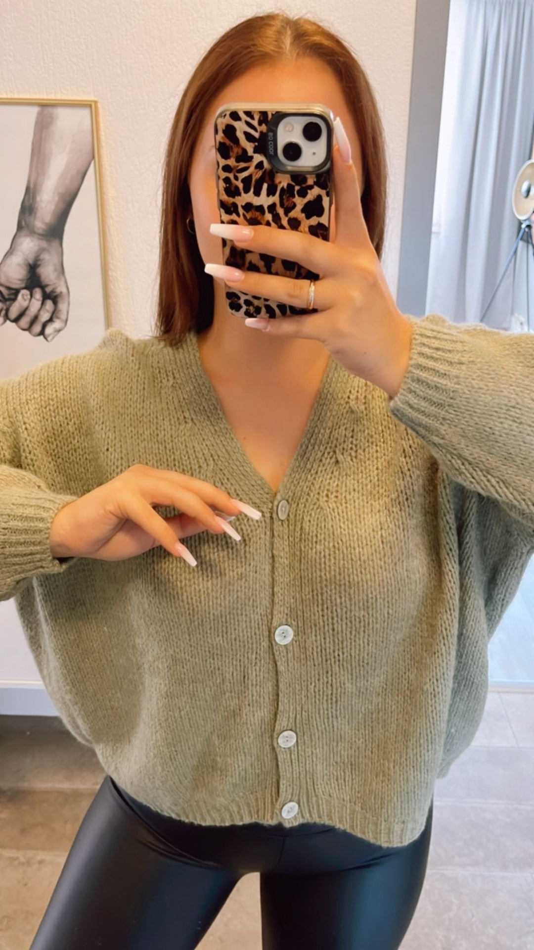 schlichter Strick Cardigan mit Perlmutt Knöpfen / khaki Art. 12419