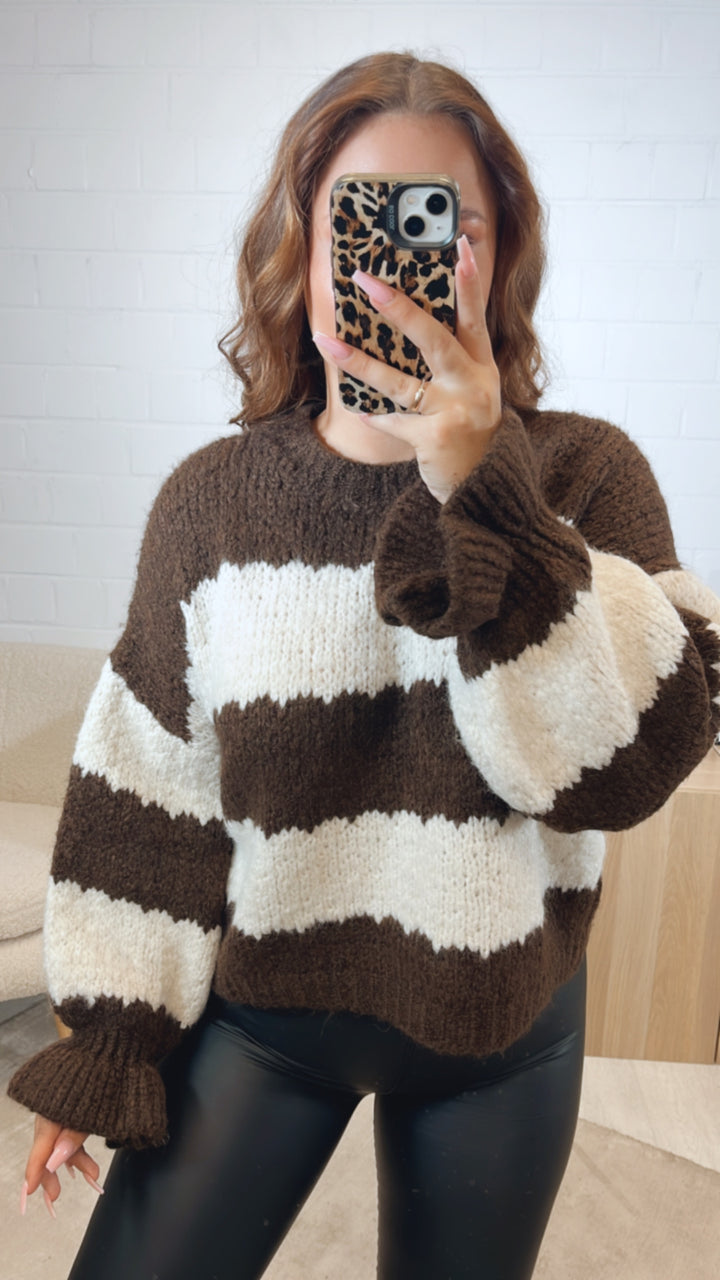 STREIFEN schlichter Strick Pullover mit abgesetztem Ausschnitt, Volantärmel / creme - dunkel braun Art. 12674