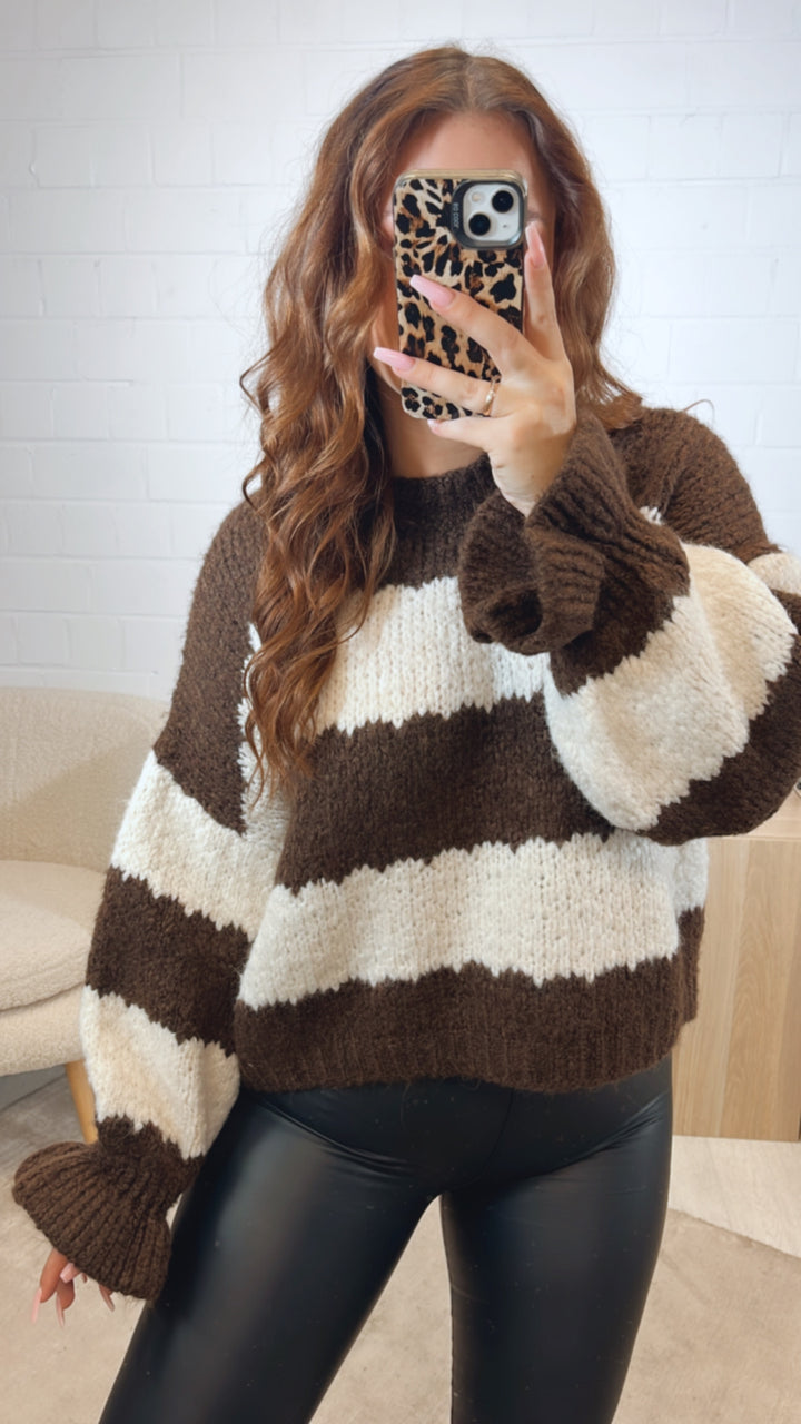 STREIFEN schlichter Strick Pullover mit abgesetztem Ausschnitt, Volantärmel / creme - dunkel braun Art. 12674