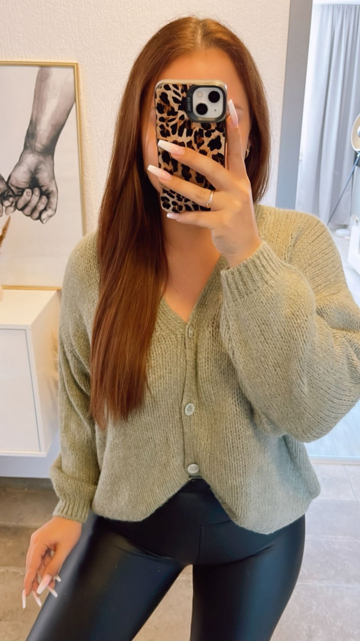 schlichter Strick Cardigan mit Perlmutt Knöpfen / khaki Art. 12419