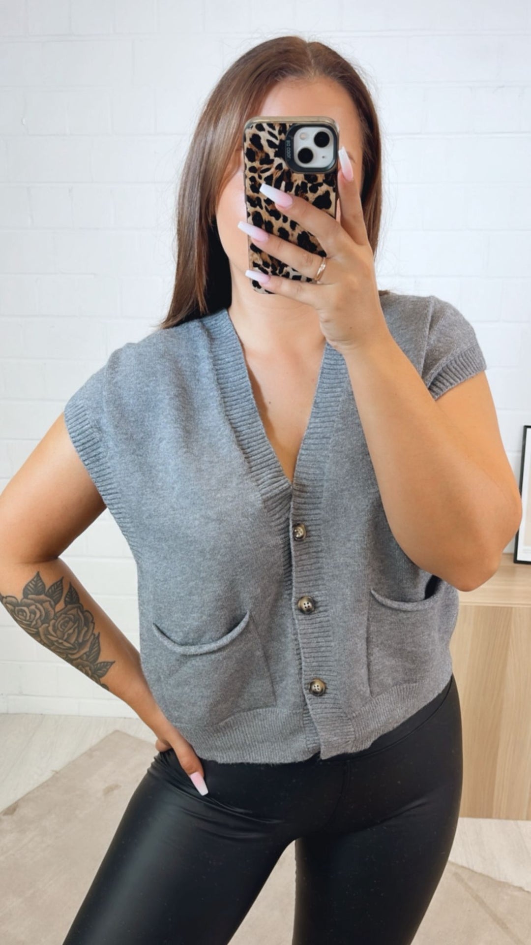 kurze Strickweste mit drei Knöpfen und Taschen / grau Art. 122345