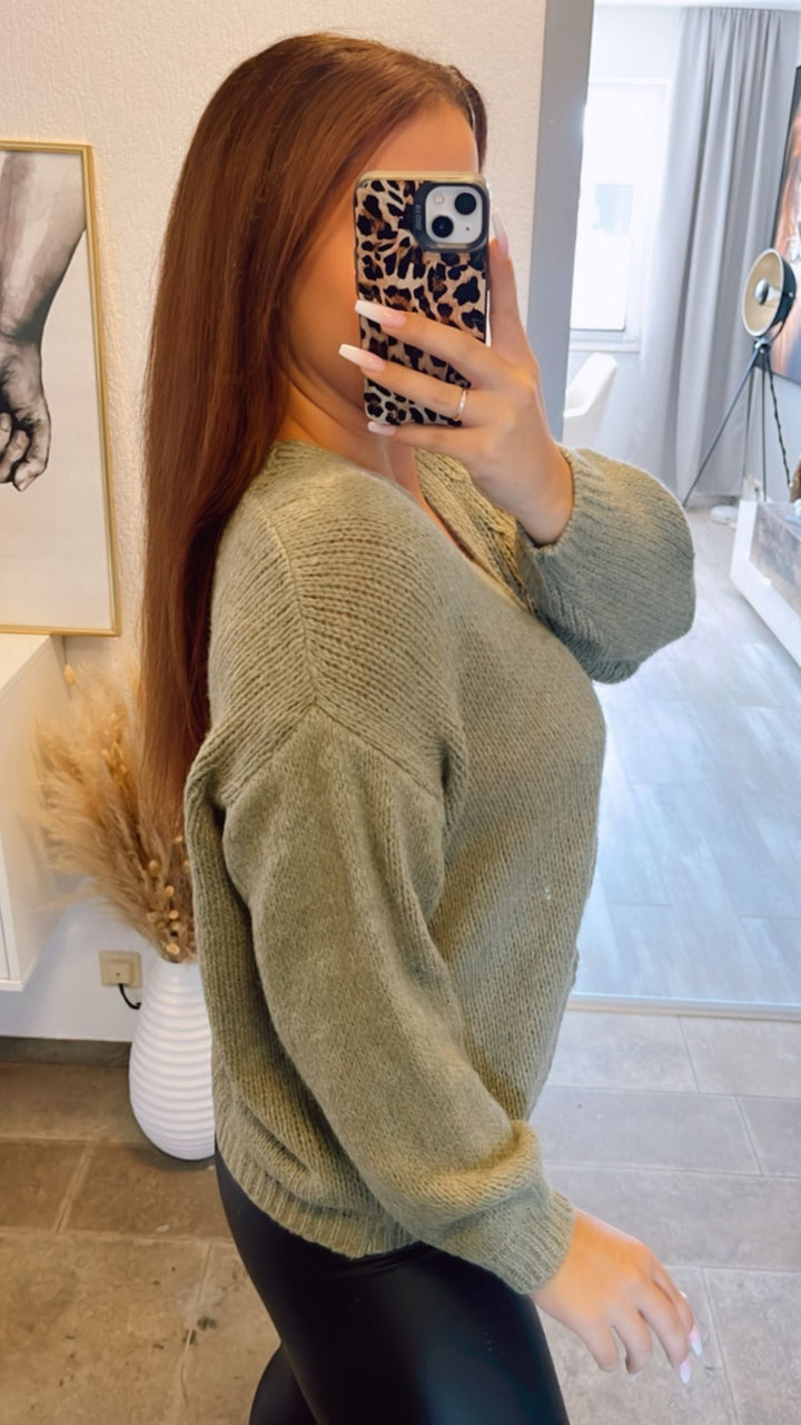 schlichter Strick Cardigan mit Perlmutt Knöpfen / khaki Art. 12419