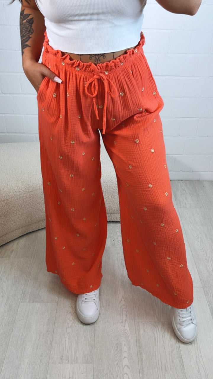 lockere, lange Musselin Hose, goldene Blumen / coral - gold Art. 10558