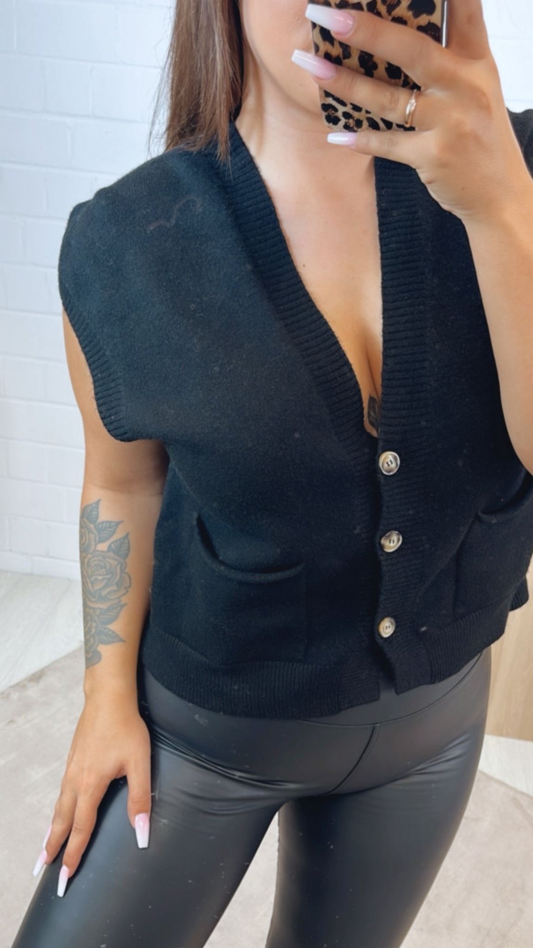 kurze Strickweste mit drei Knöpfen und Taschen / schwarz Art. 122341