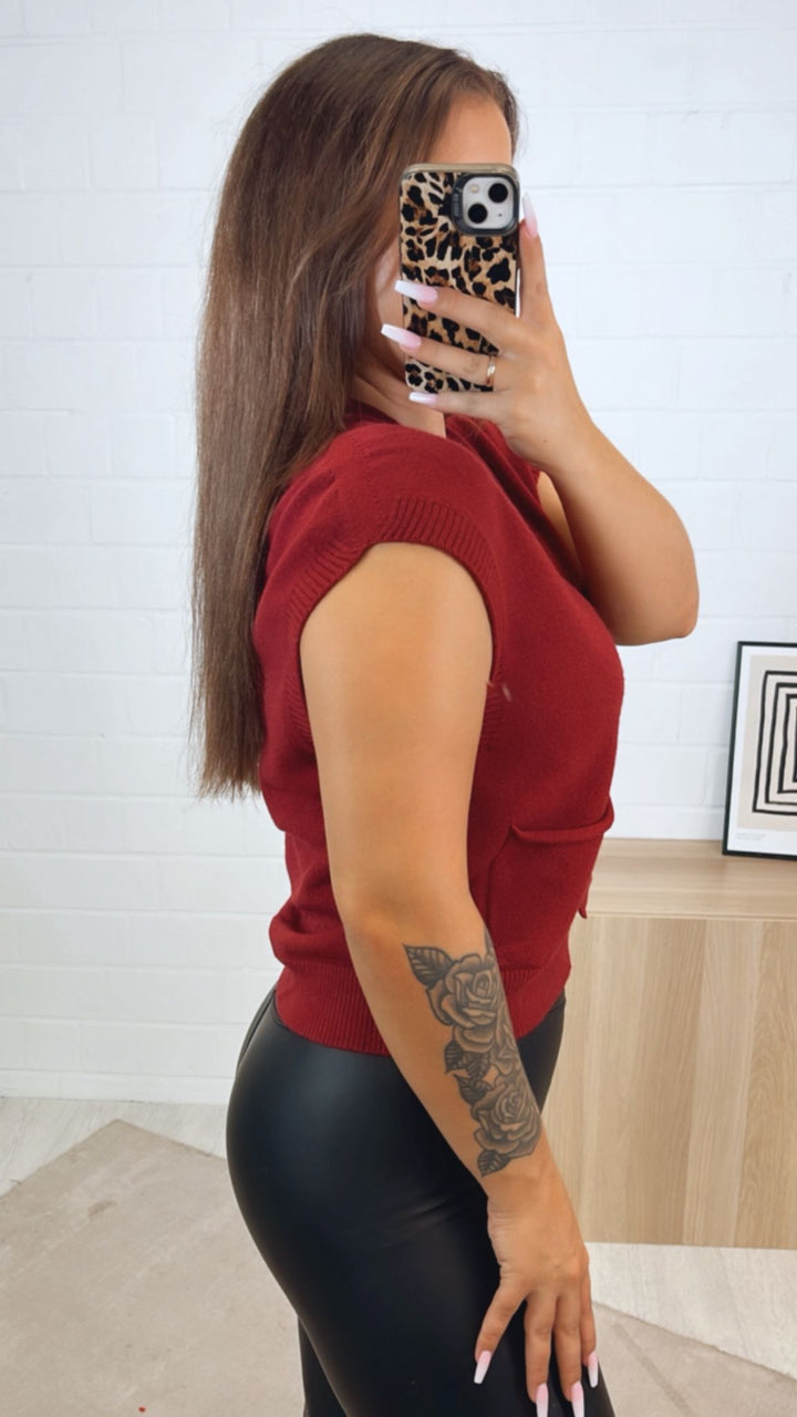 kurze Strickweste mit drei Knöpfen und Taschen / rot Art.122344