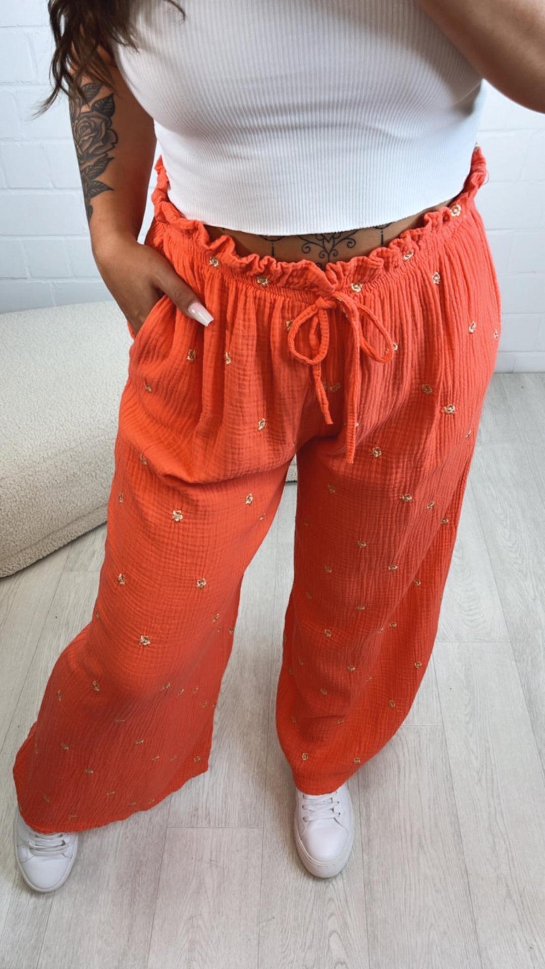 lockere, lange Musselin Hose, goldene Blumen / coral - gold Art. 10558