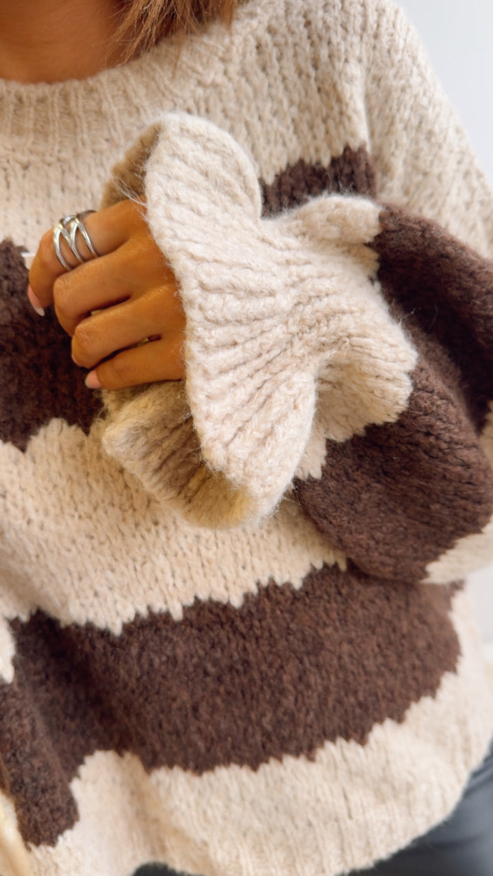 STREIFEN schlichter Strick Pullover mit abgesetztem Ausschnitt, Volantärmel / dunkel beige - dunkel braun Art. 12673