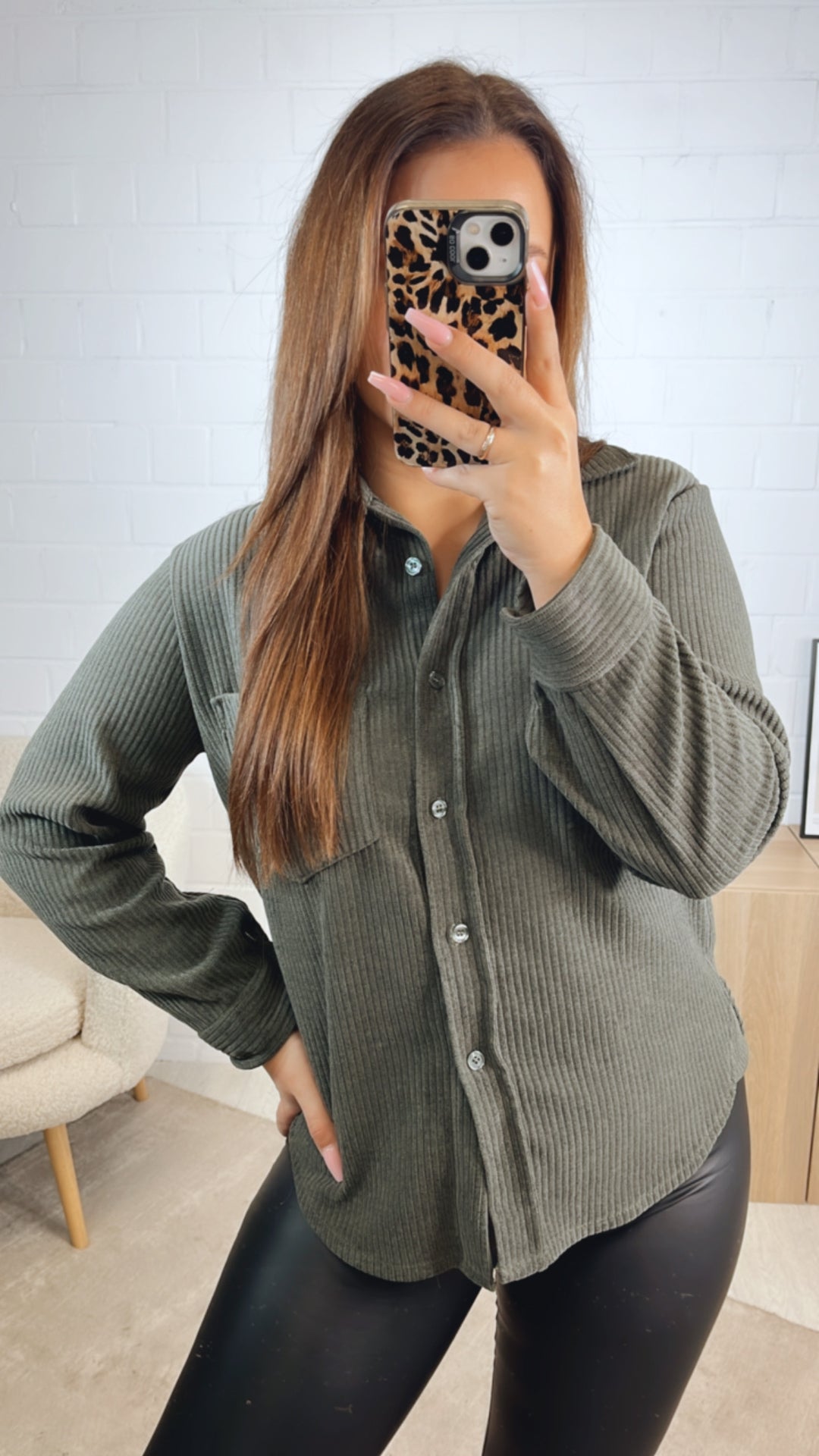 Bluse im Cord Look mit Brusttasche / khaki Art. 12706