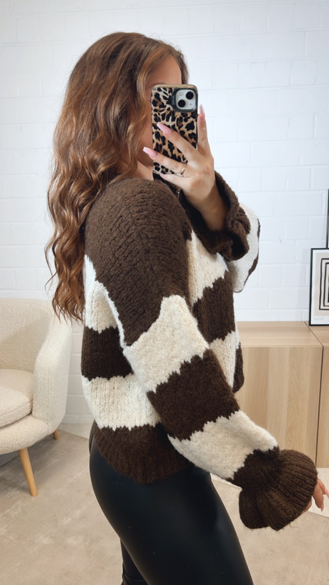 STREIFEN schlichter Strick Pullover mit abgesetztem Ausschnitt, Volantärmel / creme - dunkel braun Art. 12674