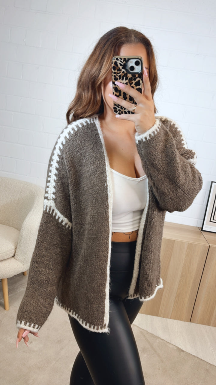 Cardigan mit abgesetzter Naht / braun meliert - wollweiss Art. 12583
