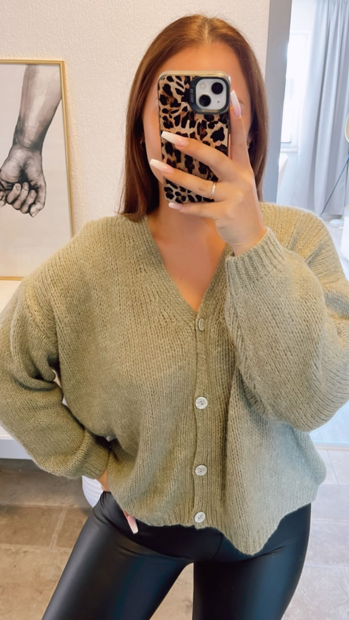 schlichter Strick Cardigan mit Perlmutt Knöpfen / khaki Art. 12419
