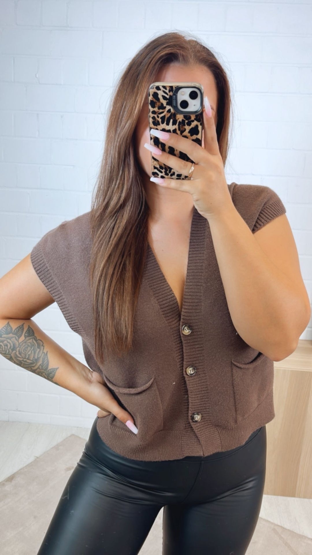 kurze Strickweste mit drei Knöpfen und Taschen / braun Art. 122342