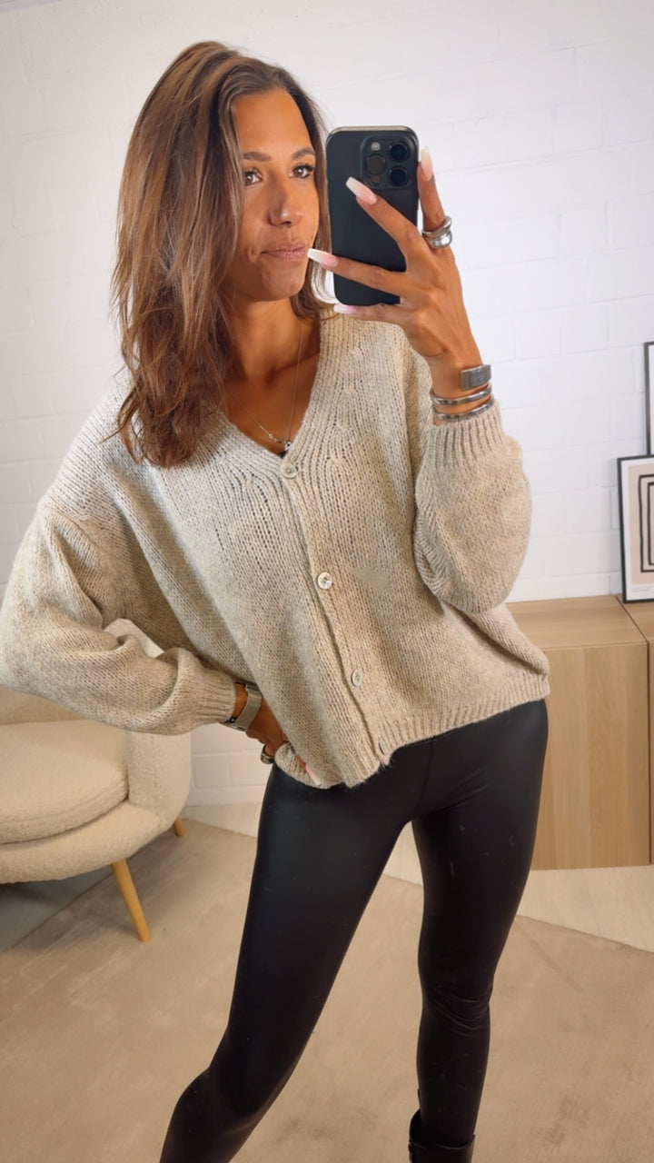 schlichter Strick Cardigan mit Perlmutt Knöpfen / beige Art. 12421