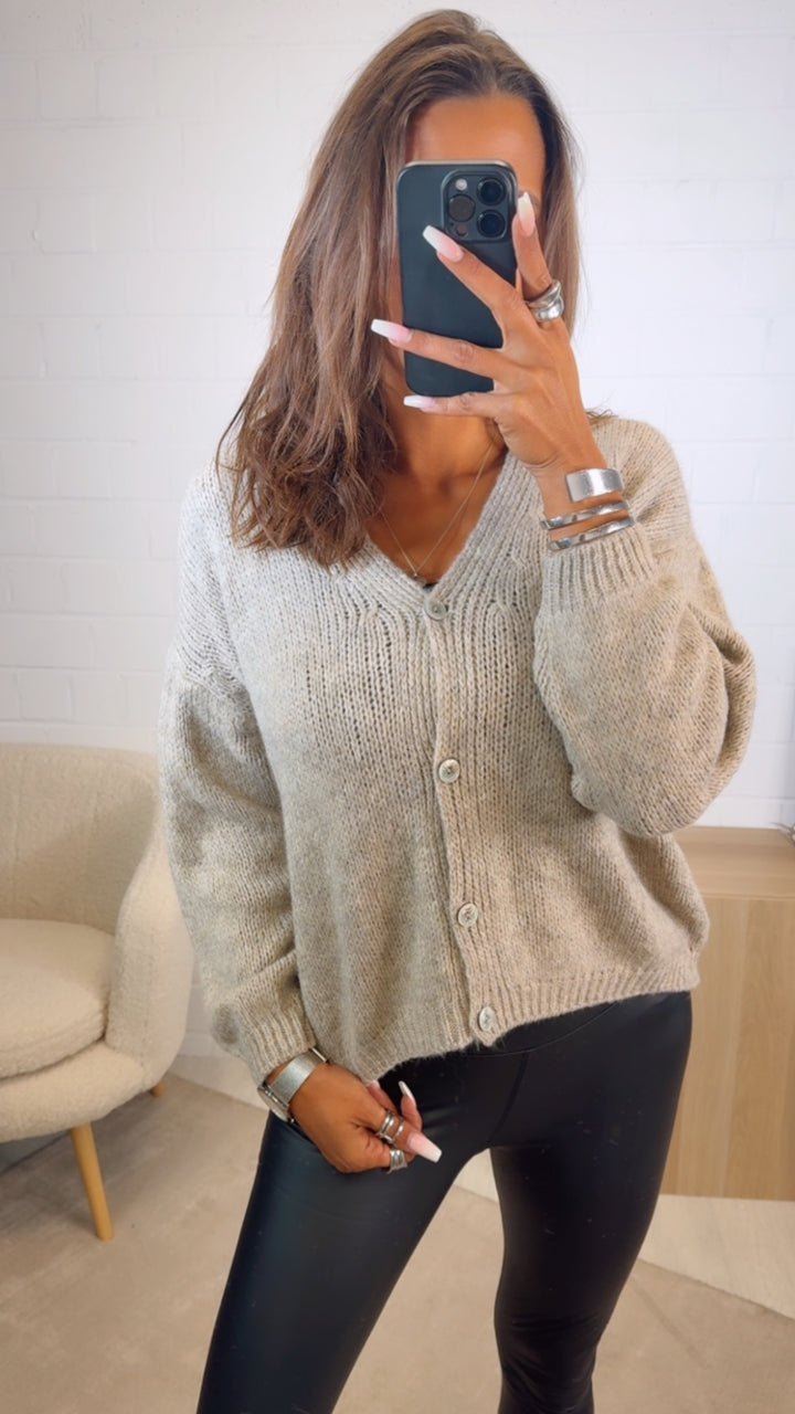 schlichter Strick Cardigan mit Perlmutt Knöpfen / beige Art. 12421