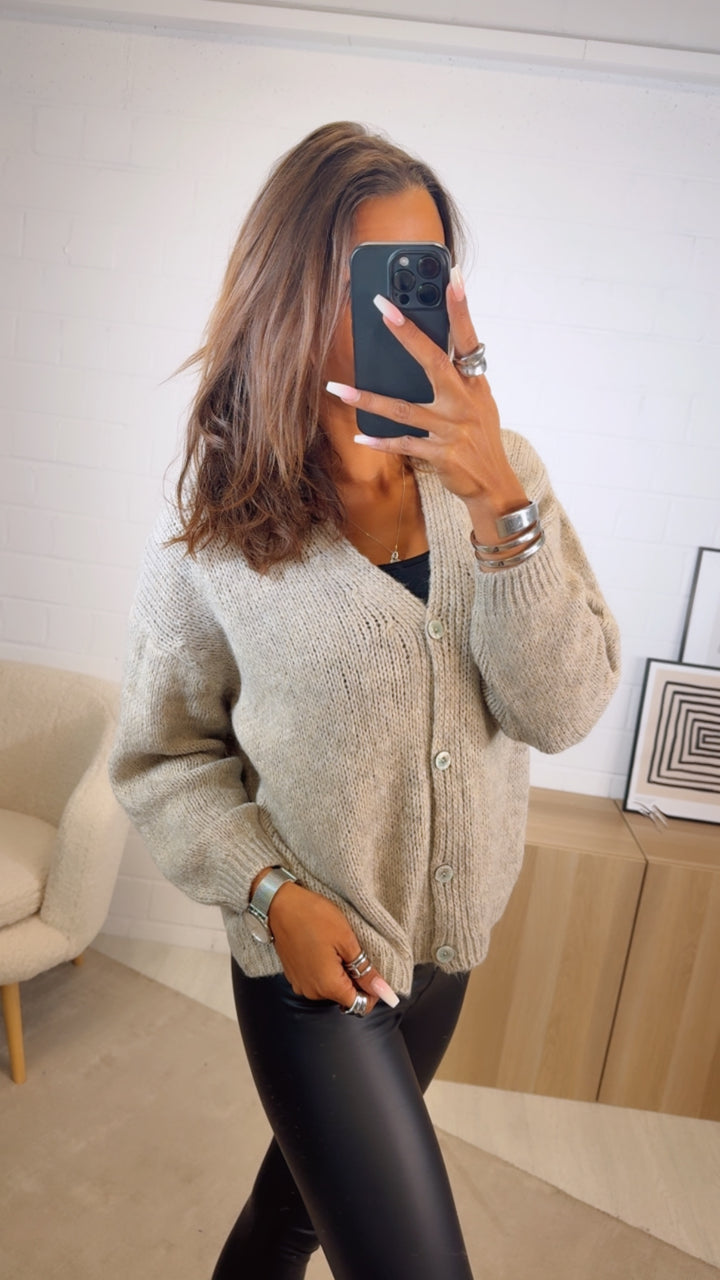 schlichter Strick Cardigan mit Perlmutt Knöpfen / beige Art. 12421