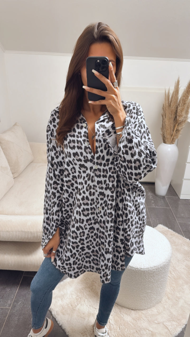 LANGE Musselin Bluse im Leo Muster / grau Art. 8861