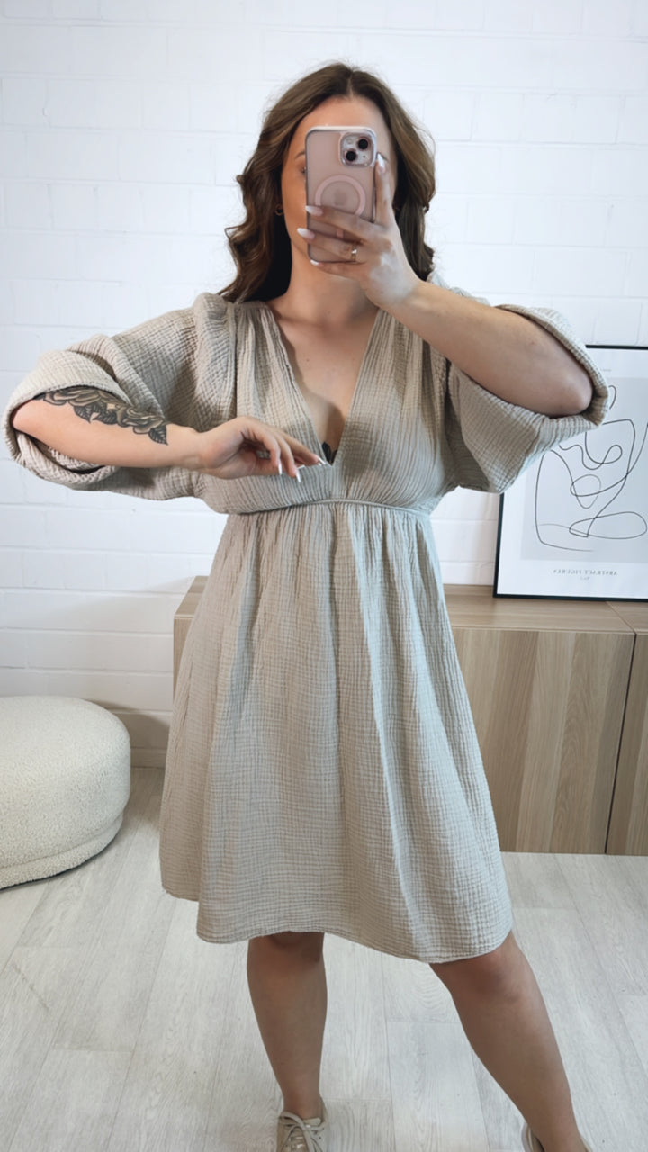 (Midi-) Musselin Kleid, V-Ausschnitt / beige Art. 9462