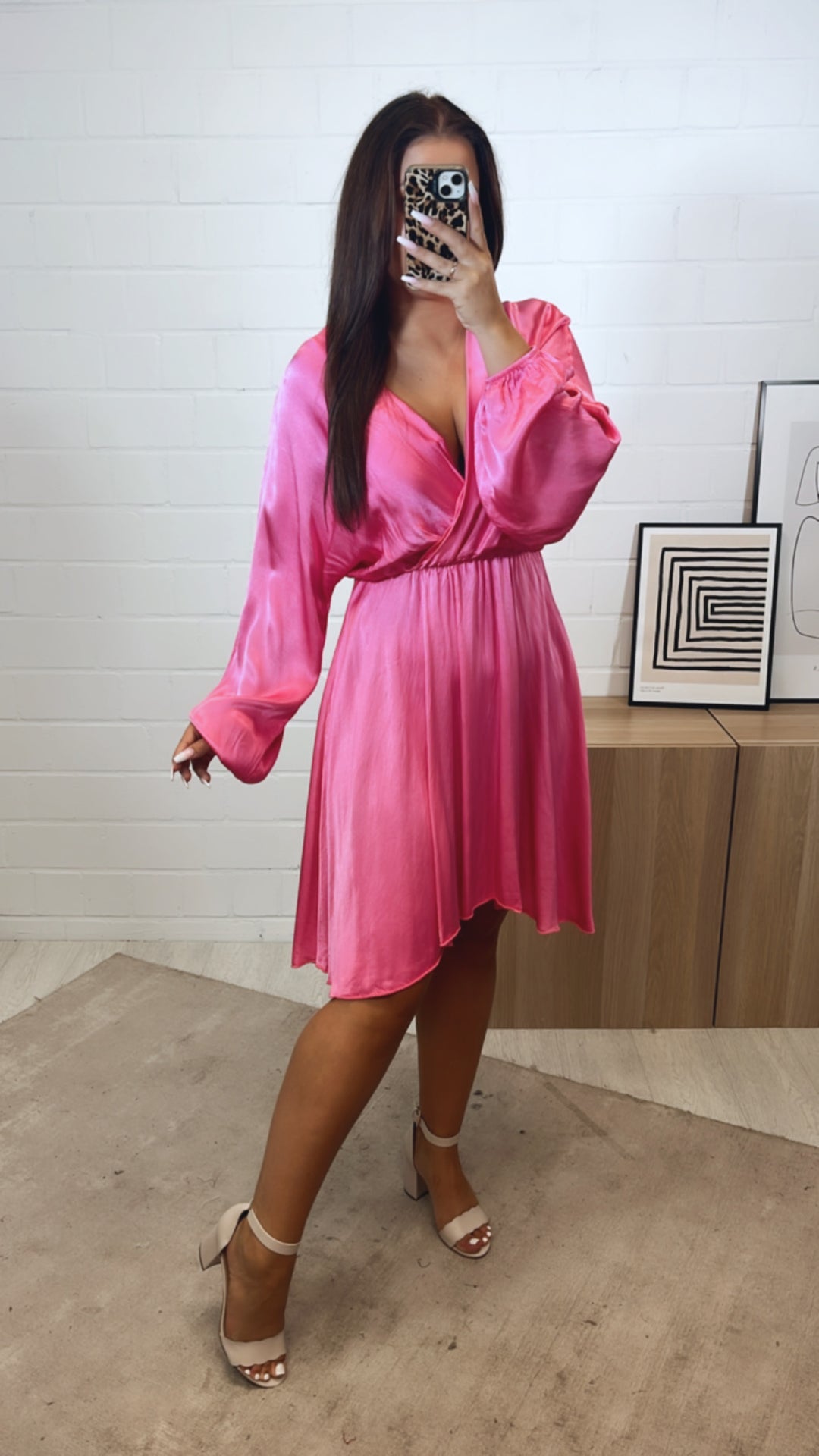 leicht fallendes, schickeres Kleid mit V-Ausschnitt, Seidenoptik / pink Art. 11253