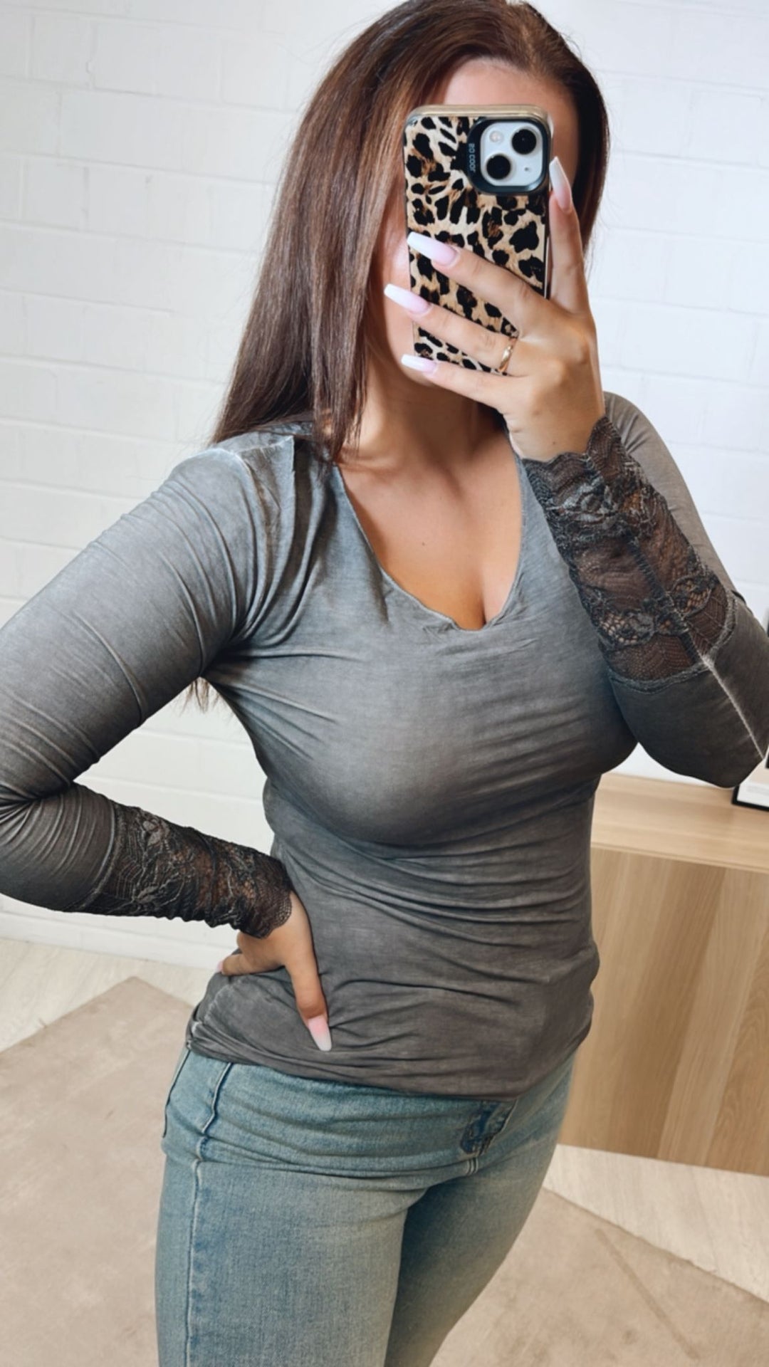 Langarm Oberteil mit Spitzenapplikationen / stone washed grau Art. 9824