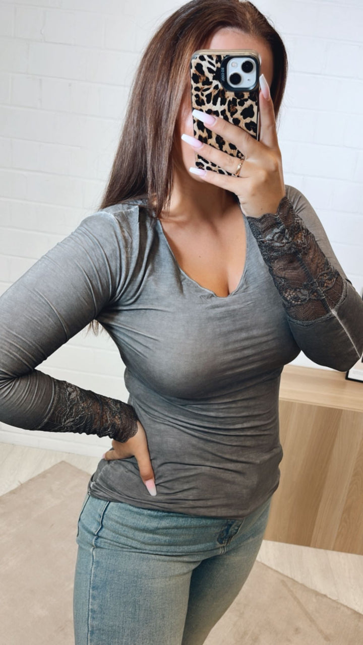 Langarm Oberteil mit Spitzenapplikationen / stone washed grau Art. 9824