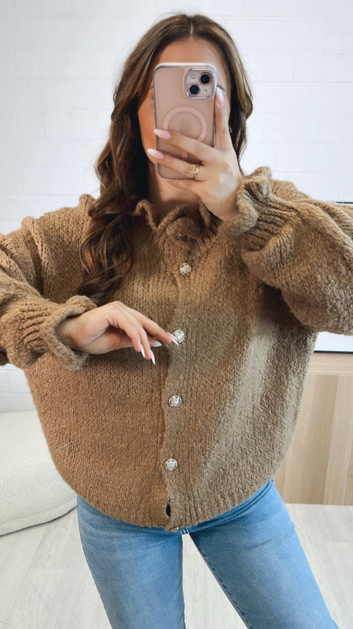 Strick Cardigan mit Volant Kragen, goldene Knöpfe / light camel Art. 9420