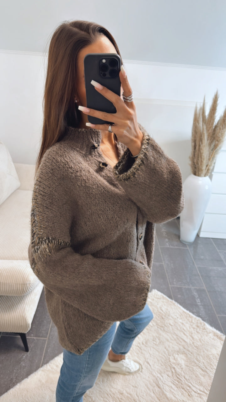 Strick Cardigan mit Leo Knöpfen / braun meliert Art. 8700