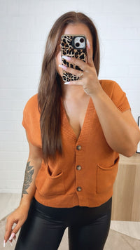 kurze Strickweste mit drei Knöpfen und Taschen / rost Art.122343