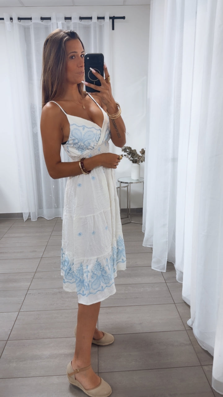 BESTICKTES Kleid mit verstellbarem Trägern / weiß - hell blau Art.15119