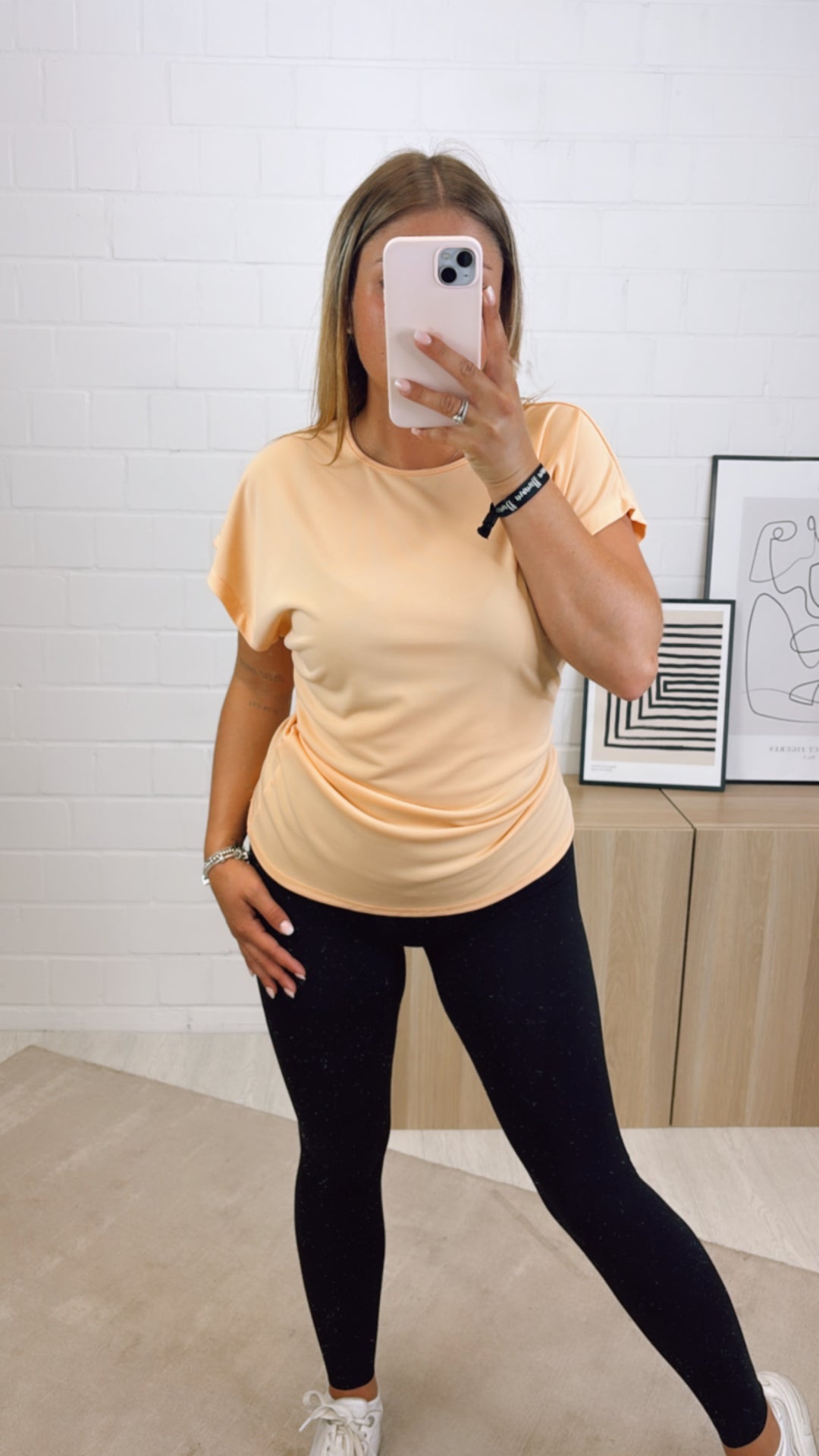 T-shirt mit seitlicher Raffung / soft apricot Art. 10840
