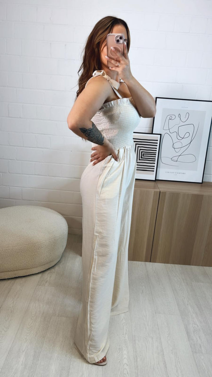 langer Jumpsuit mit schnürbaren Trägern / creme Art. 9719