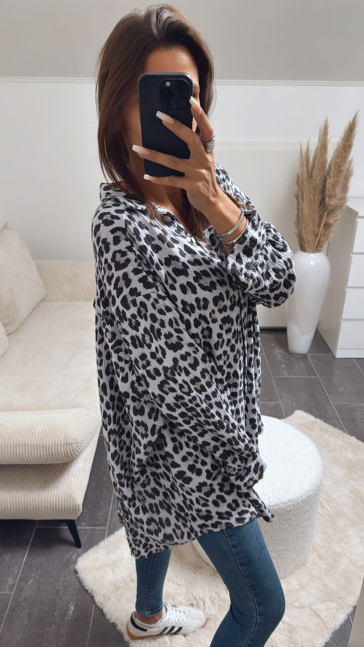 LANGE Musselin Bluse im Leo Muster / grau Art. 8861
