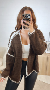 Cardigan mit abgesetzter Naht / schoko braun - wollweiss Art. 12582