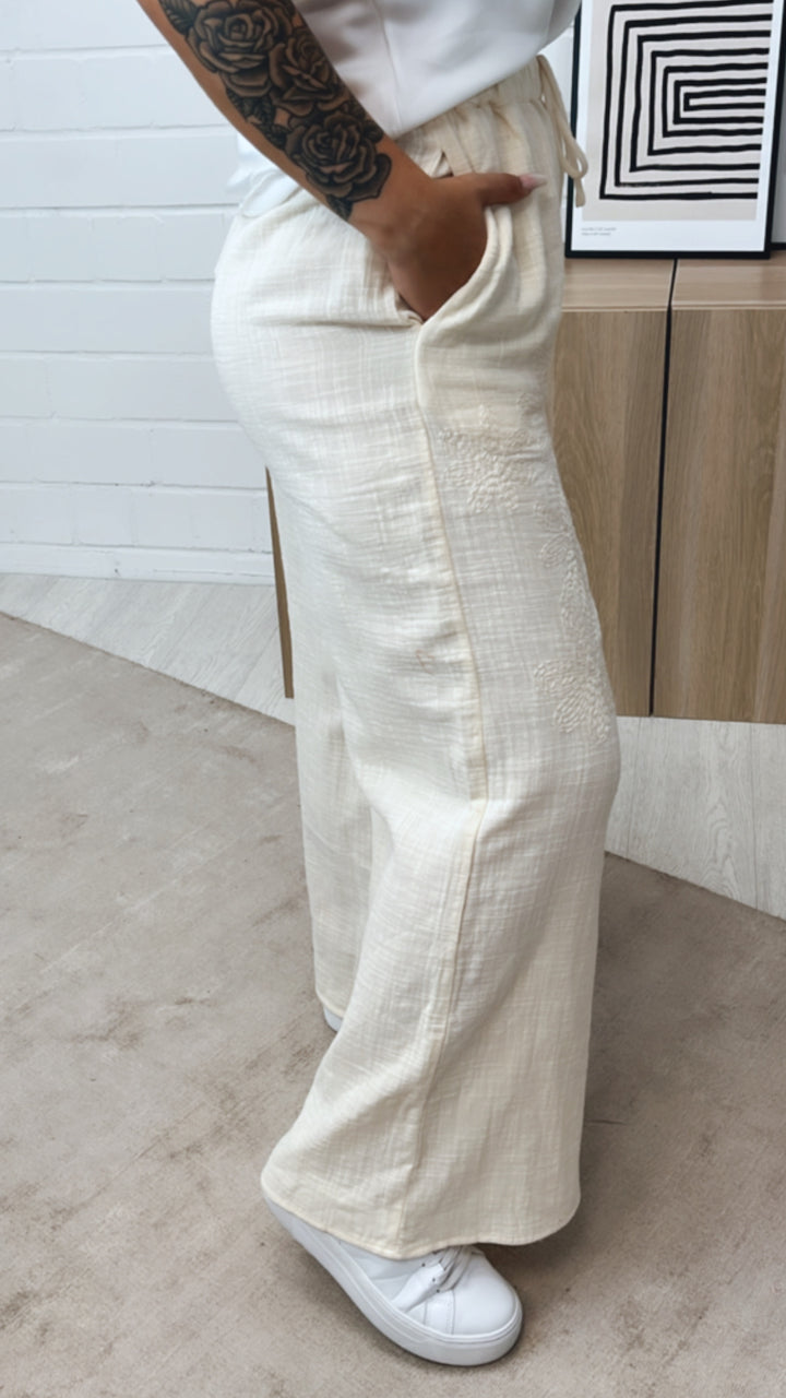 lockere Baumwoll Hose, Blumen Stickerei / beige Art. 10804