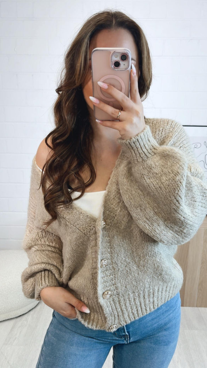 KURZER Cardigan mit goldenen Knöpfen, abgesetzter Bund und Ausschnitt / beige Art. 9438