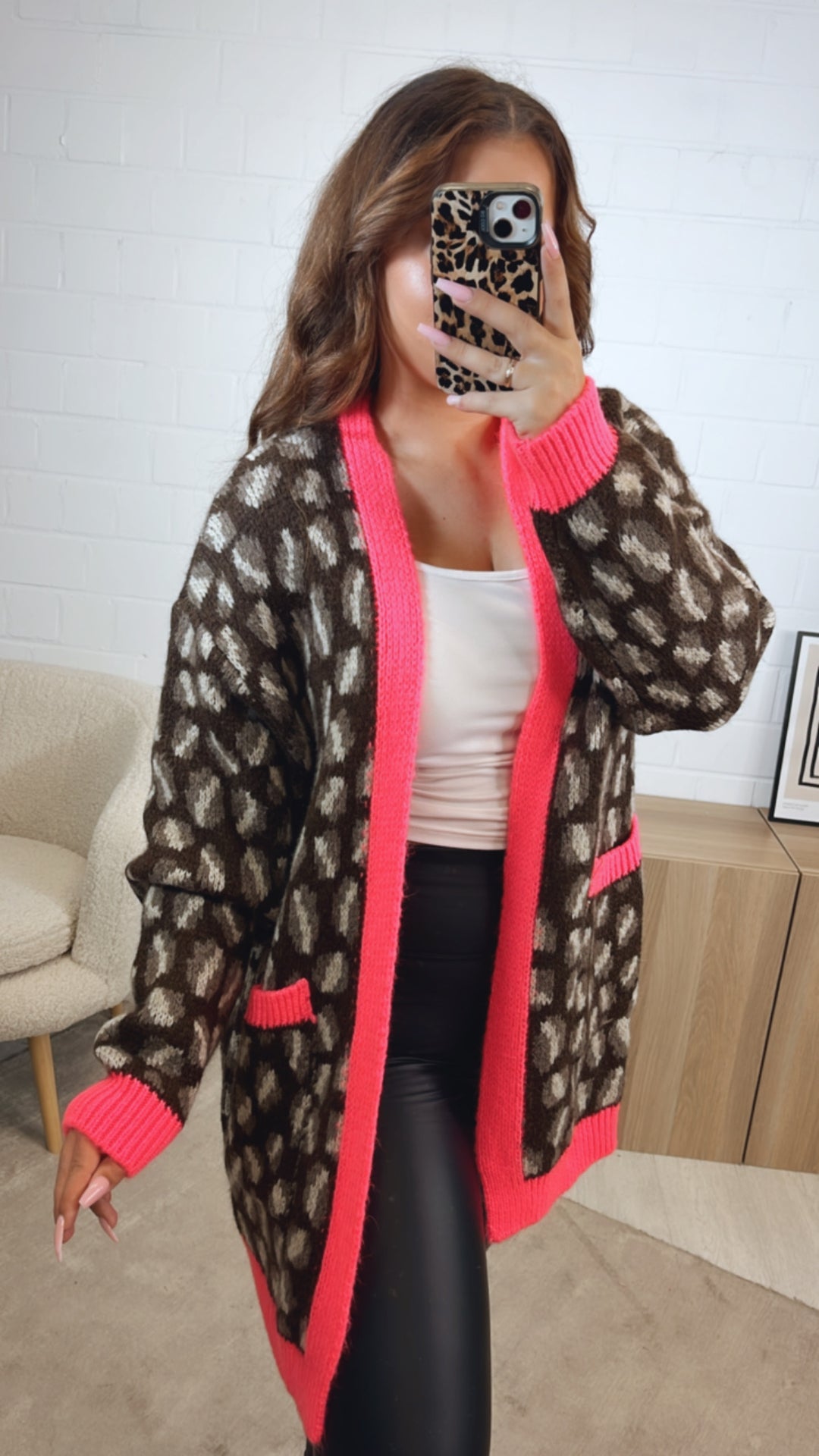 LEO mittellang geschnittener Cardigan / dunkel braun - braun meliert - creme - neon pink Art. 12569