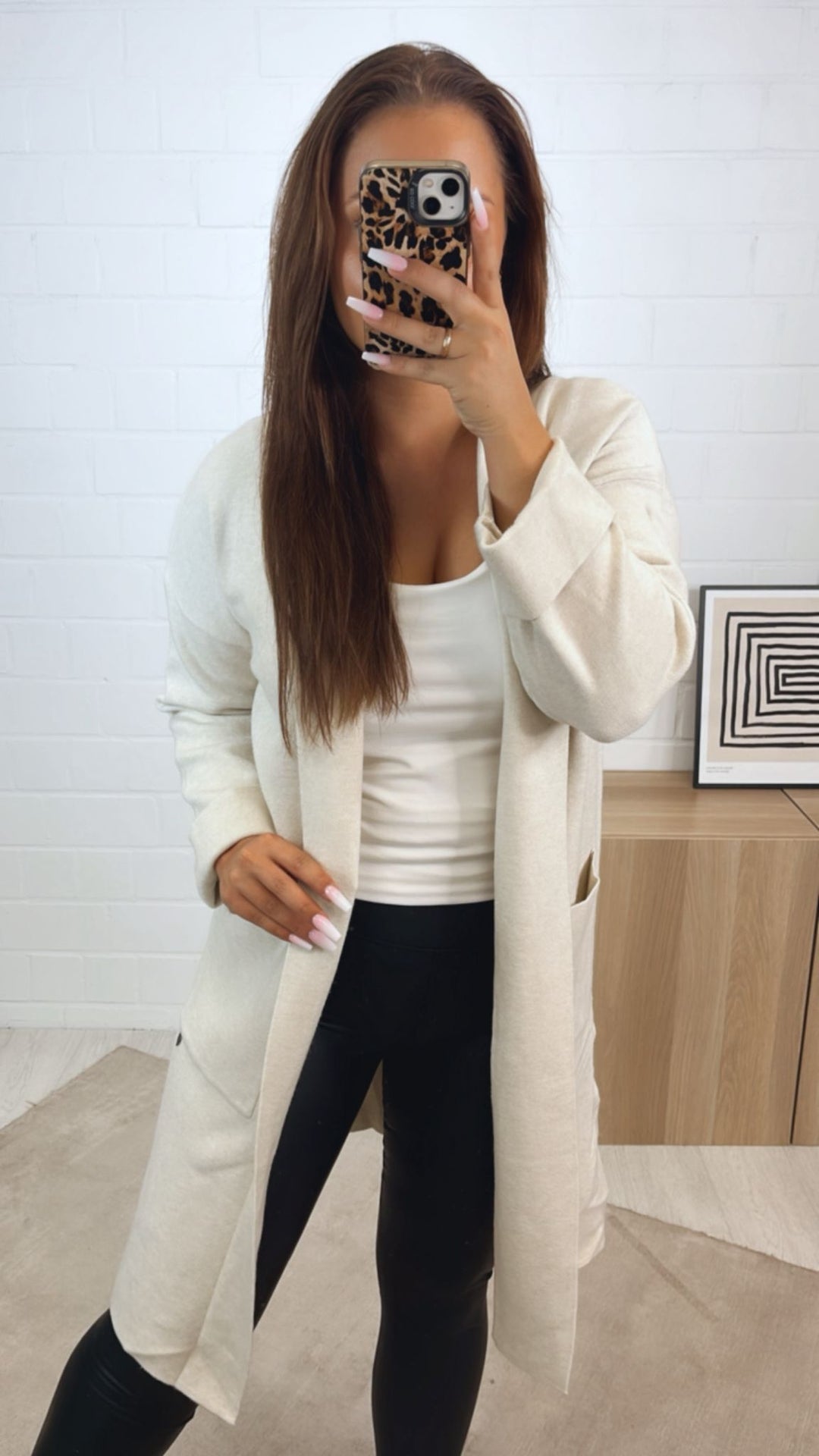 Cardigan aus festem Stoff mit zwei Taschen / creme - beige Art.122364