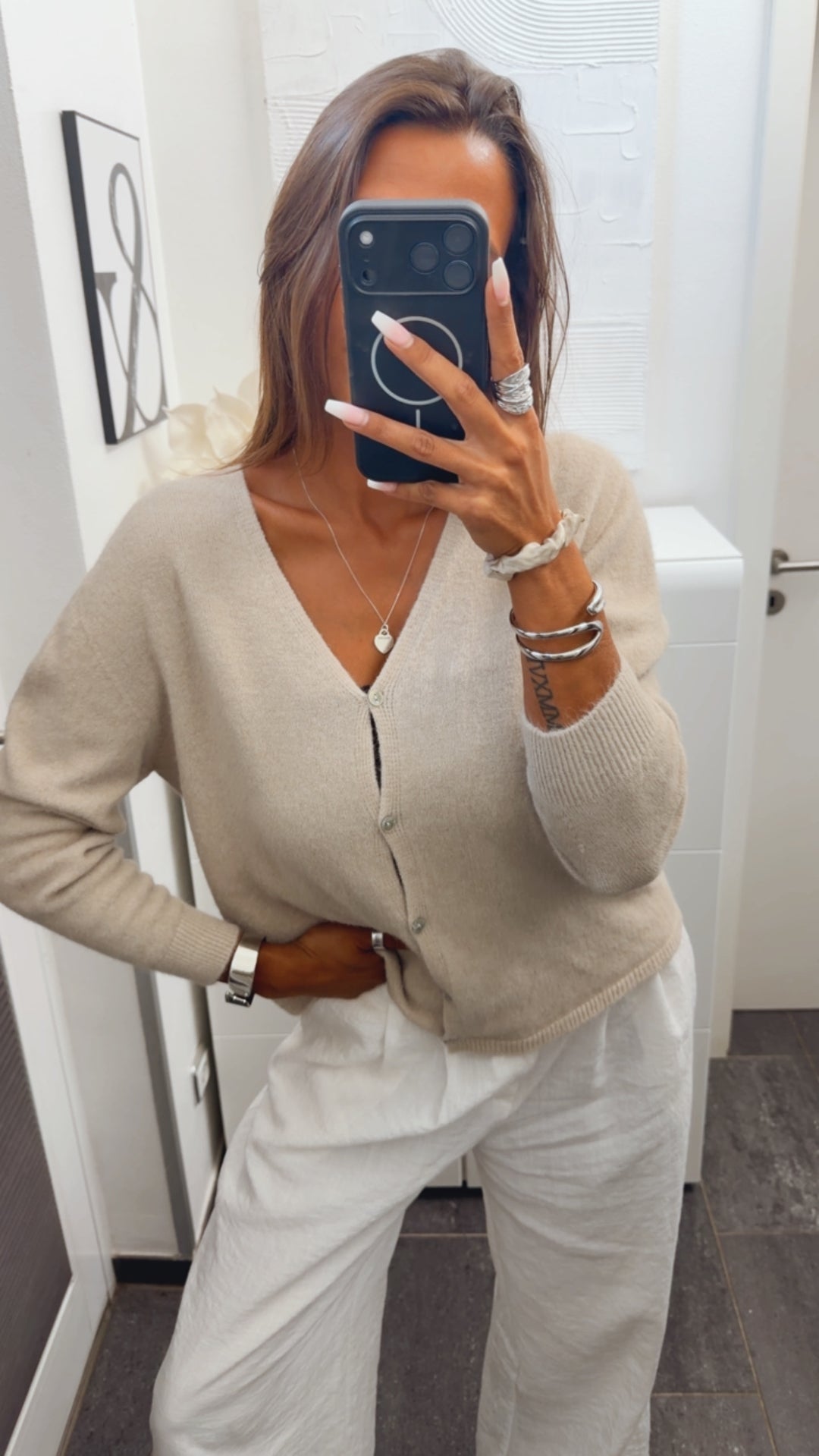Weiche Strickjacke mit V-Ausschnitt, kleine Knöpfe / beige Art. 16117