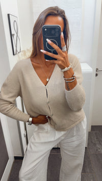 Weiche Strickjacke mit V-Ausschnitt, kleine Knöpfe / beige Art. 16117