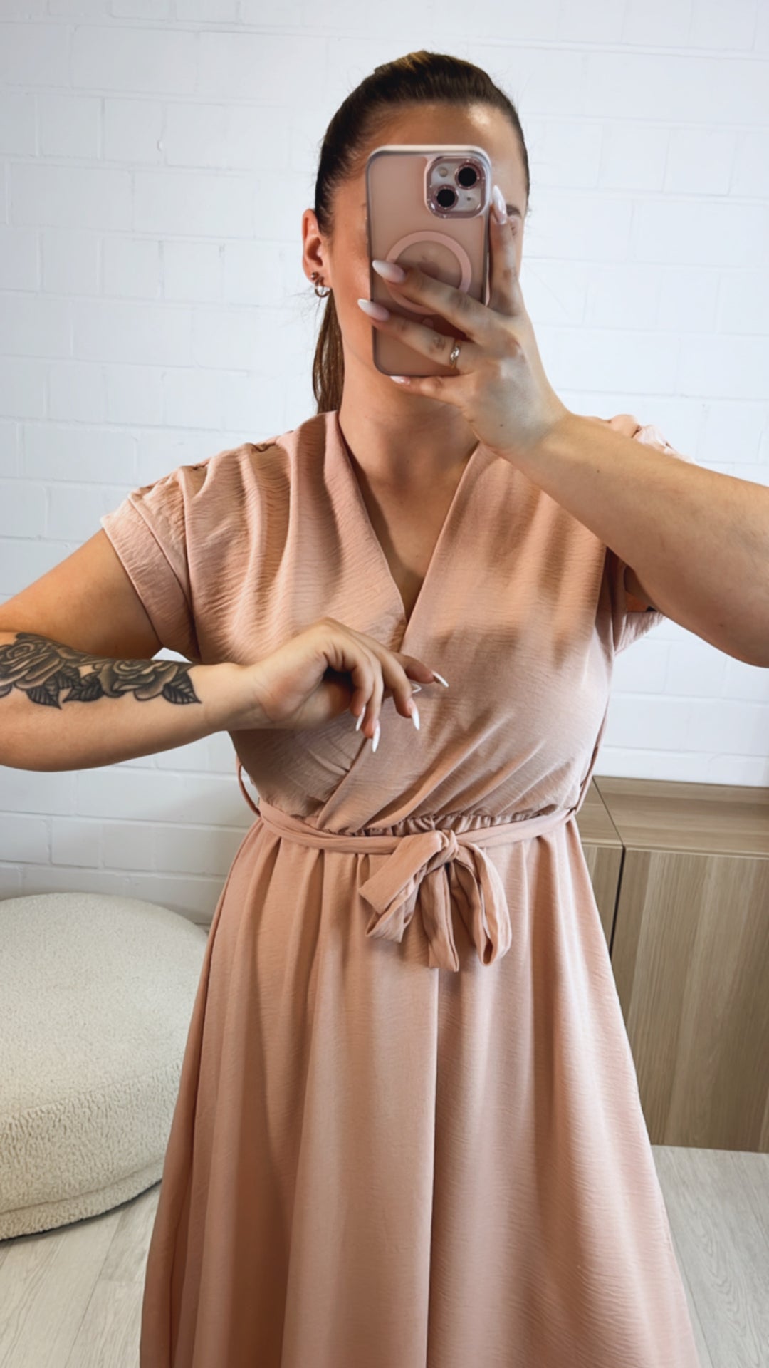 leichtes, langes Kleid mit kurzen Armen / puder rosa Art. 9757