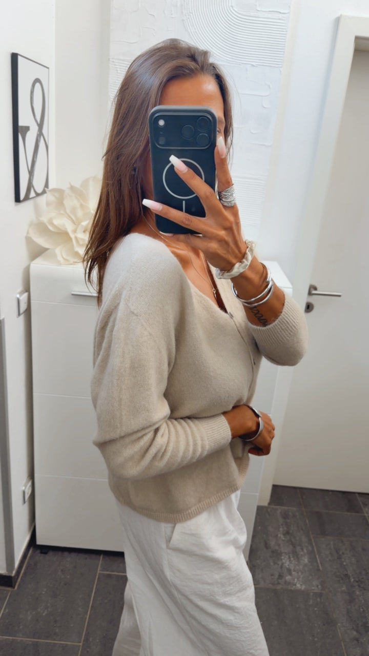Weiche Strickjacke mit V-Ausschnitt, kleine Knöpfe / beige Art. 16117