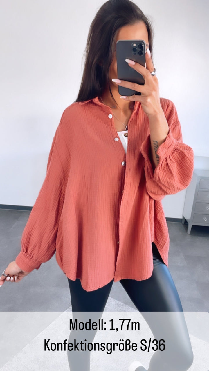 Kurze Oversize Musselin Bluse / dunkle Beere Art. 3157