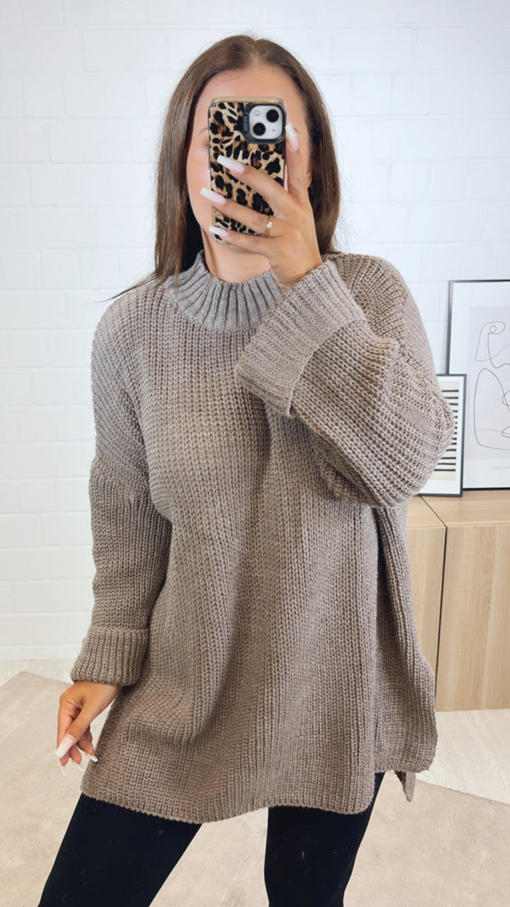 Stehkragen oversize Pullover mit Schlitz / light taupe Art. 11066