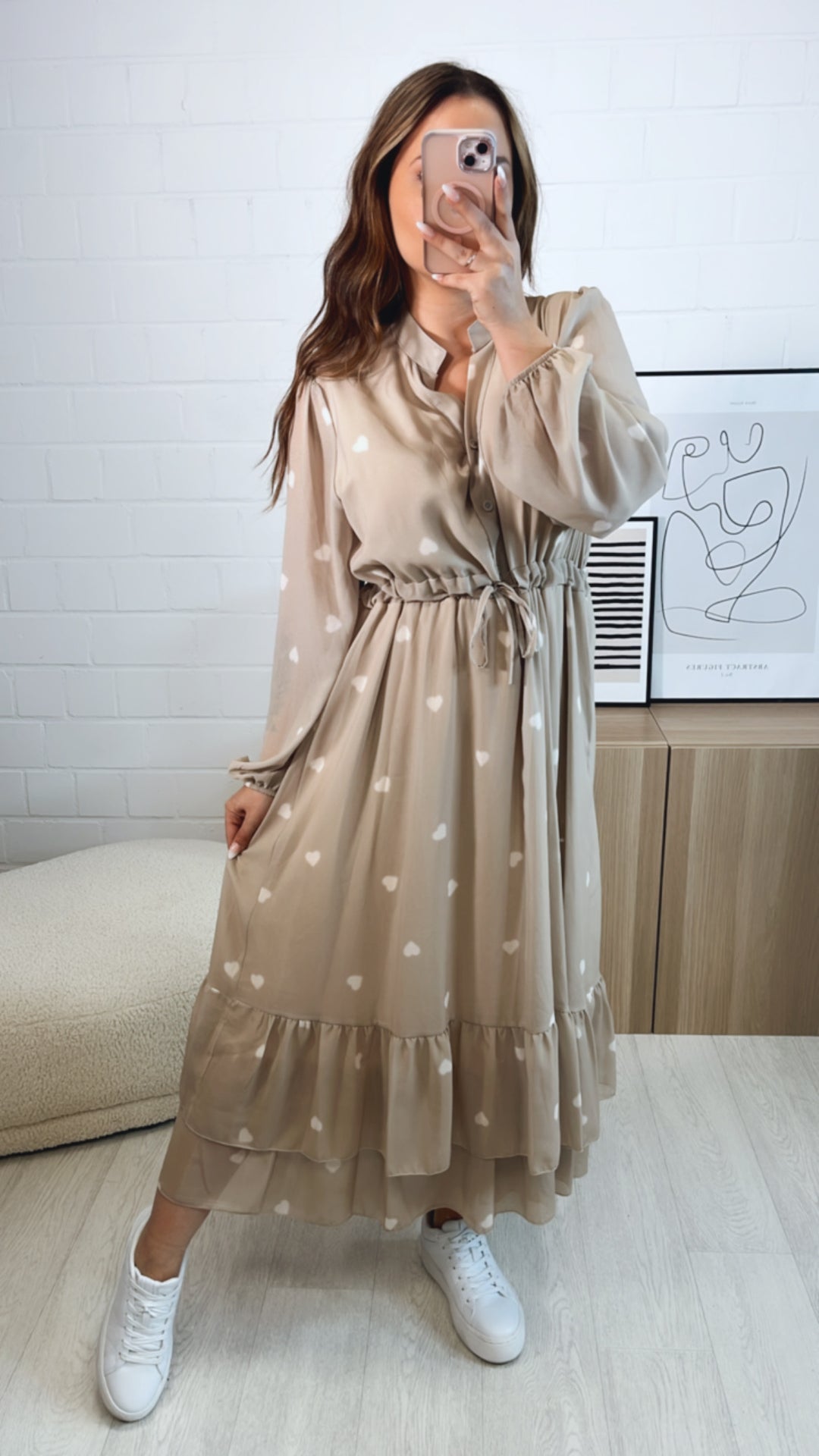 (Maxi-) schickes Kleid mit verstellbarer Taille /  Herzen dunkel beige-weiß Art. 9699