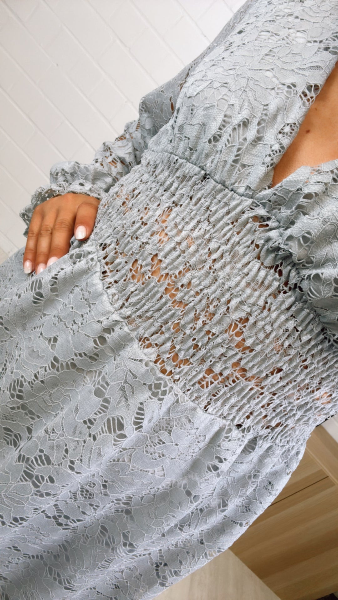 kurzes Kleid, vollkommene Spitze / grau Art. 10998